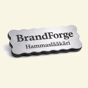 Hopeinen nimikyltti kaiverruksella