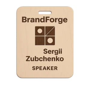 Puinen nimikyltti kaulanauhalla