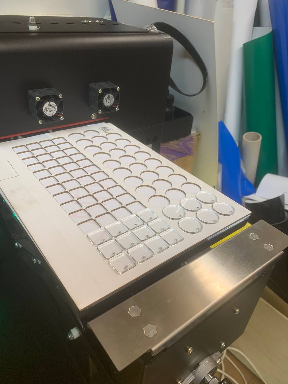Akryylilevyn laserleikkaus prosessi BrandForgella, valmistusvaihe.