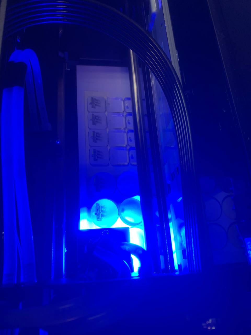 UV-painatuslaitteen sisällä olevat akryylitunnukset logon viimeistelyssä.
