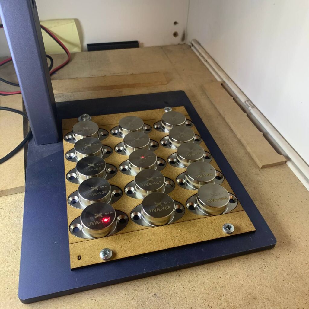 Kuitulasermerkintäjigi ruostumattomille RFID-tunnisteille tuotantoprosessissa.