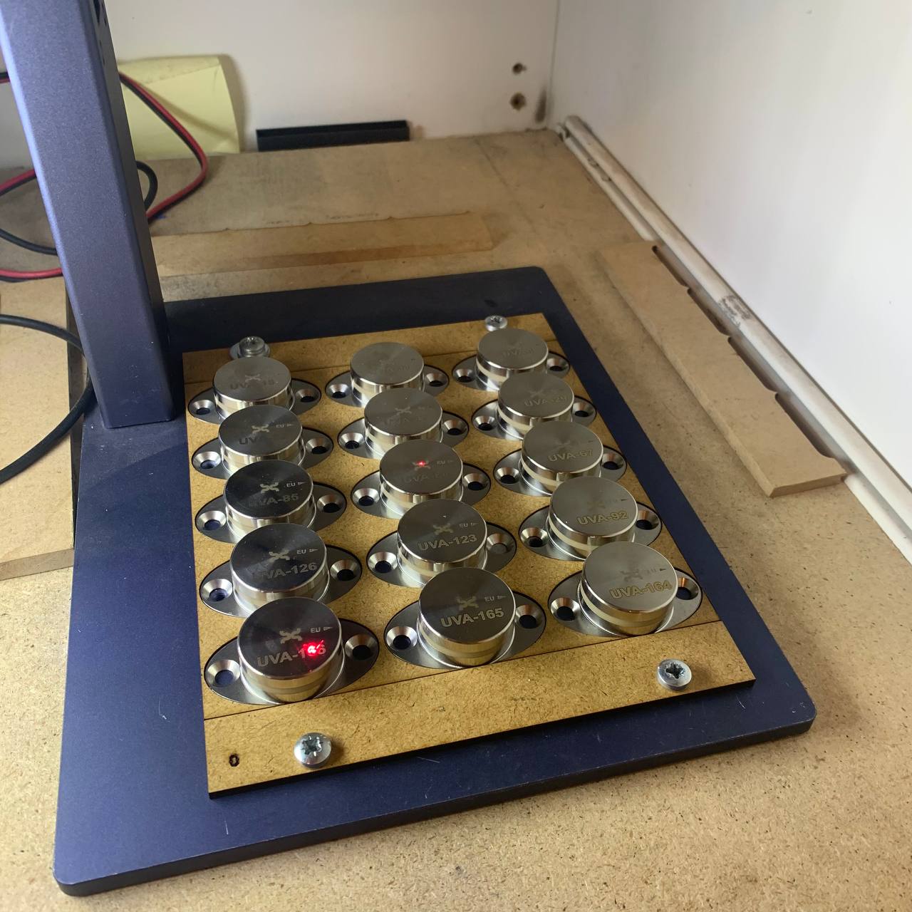 Kuitulasermerkintäjigi ruostumattomille RFID-tunnisteille tuotantoprosessissa.