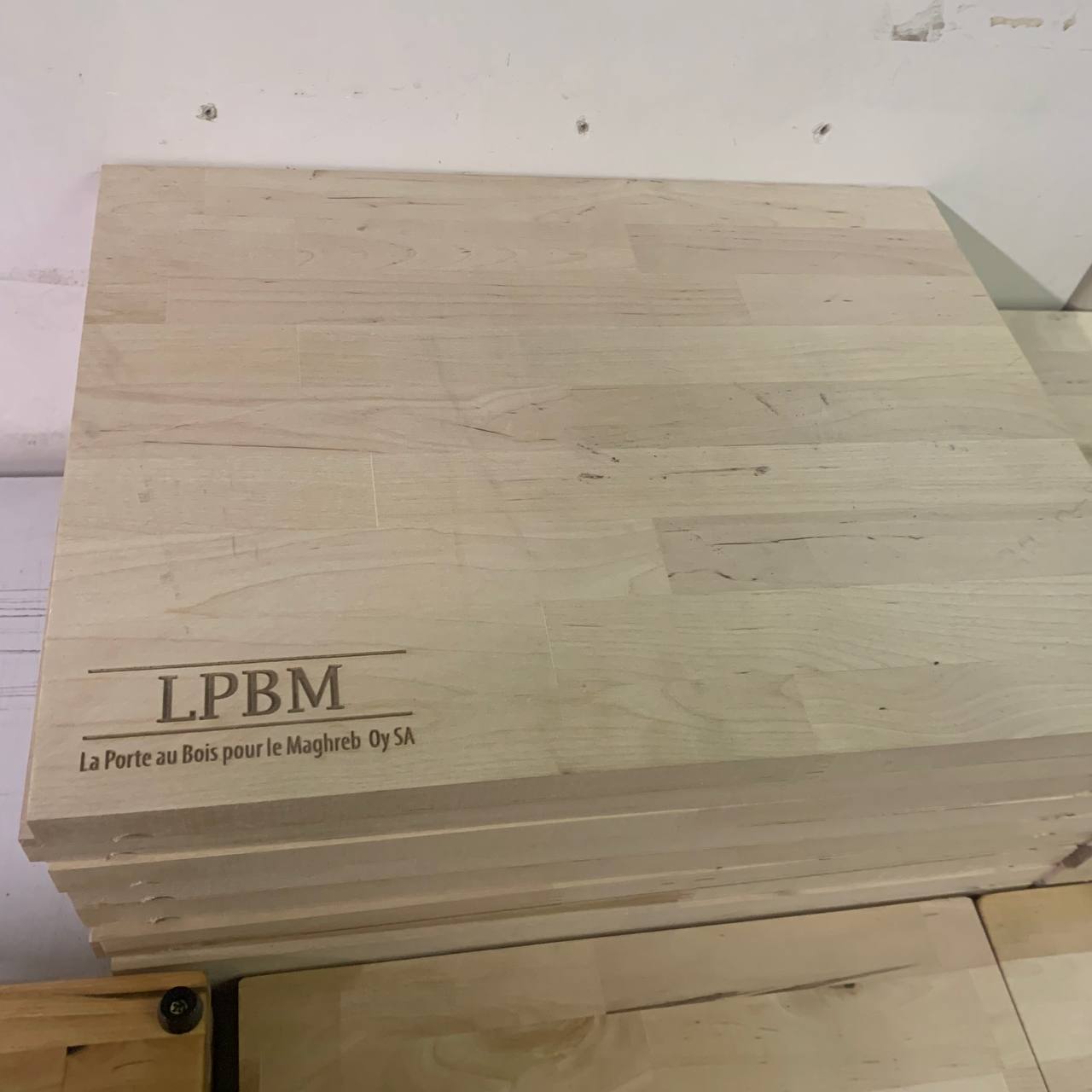 Leikkuulautojen Laserkaiverrus Lankkupojat-kumppanuudessa 7 Puinen leikkuulauta, jossa laserkaiverrettu LPBM-logo ja teksti.