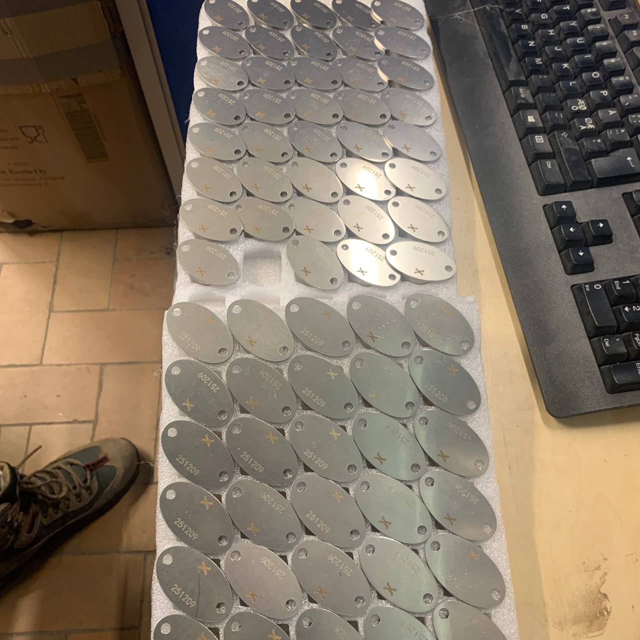 Valmiiksi merkittyjä ruostumattomasta teräksestä valmistettuja RFID-tunnisteita, joissa 7 merkin laserkaiverrus.