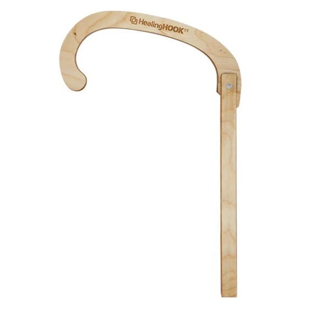 Healing Hook -tuotteen puinen hierontakoukku laserkaiverretulla logolla vaalealla puupinnalla. Kuva edestä.